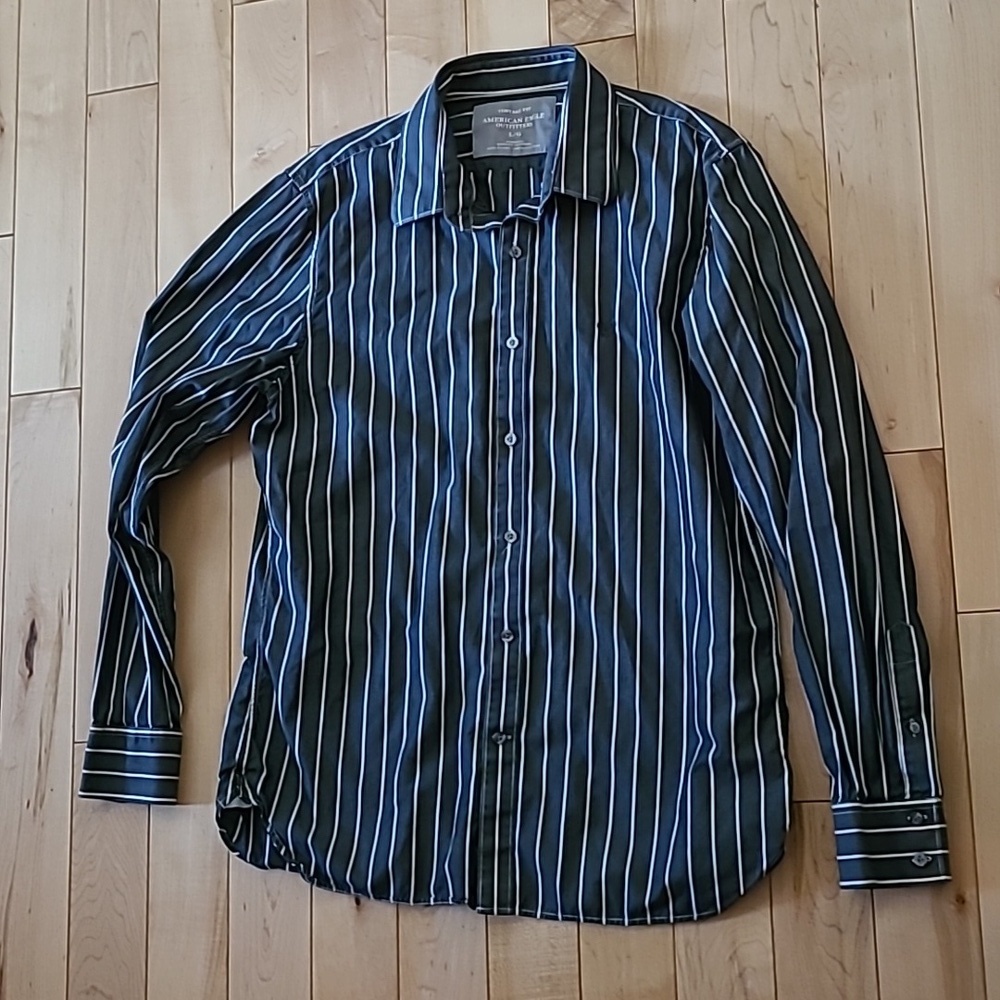 American Eagle men's size large grey stripped button down shirt